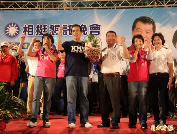 前總統馬英九為台中市長參選人盧秀燕及市議員參選人吳顯森站台,贈送菜頭及包子等祝兩人「包中」。(記者歐素美攝)