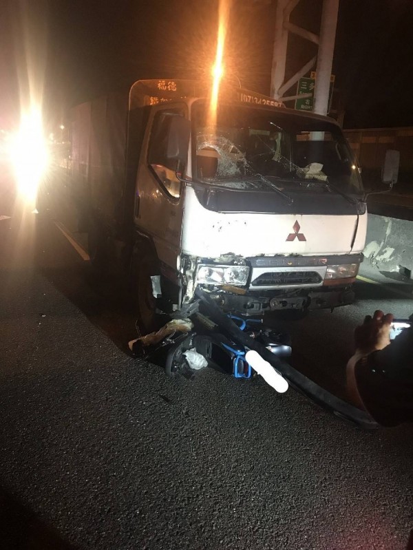 國道1號末端凌晨傳出電動自行車騎士逆向上國道,被撞爆頭慘死。(記者黃佳琳翻攝)