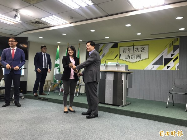 洪耀福今天出席民进党的青年「次」客助选团记者会,会后接受媒体访问。(记者苏芳禾摄)