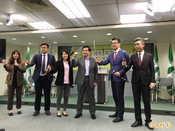 邀請民主進步黨秘書長洪耀福、行政院副發言人丁允恭、行政院農委會副主任委員李退之、桃園市青年事務局長顏蔚慈、雲林縣新聞處處長張凱傑、民主進步黨青年部主任何孟樺,共同「舉劍」宣示為候選人助選。(記者蘇芳禾攝) 邀請民主進步黨秘書長洪耀福、行政院副發言人丁允恭、行政院農委會副主任委員李退之、桃園市青年事務局長顏蔚慈、雲林縣新聞處處長張凱傑、民主進步黨青年部主任何孟樺,共同「舉劍」宣示為候選人助選。(記者蘇芳禾攝)