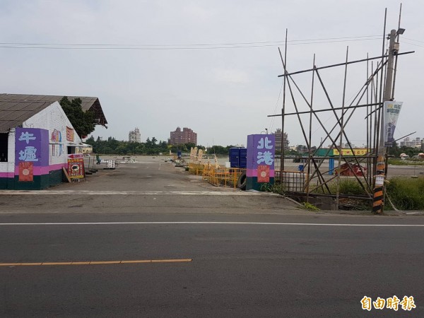 北港萬有紙廠對面空地昨天深夜發生4、50人糾眾鬥毆事件。(記者黃淑莉攝)