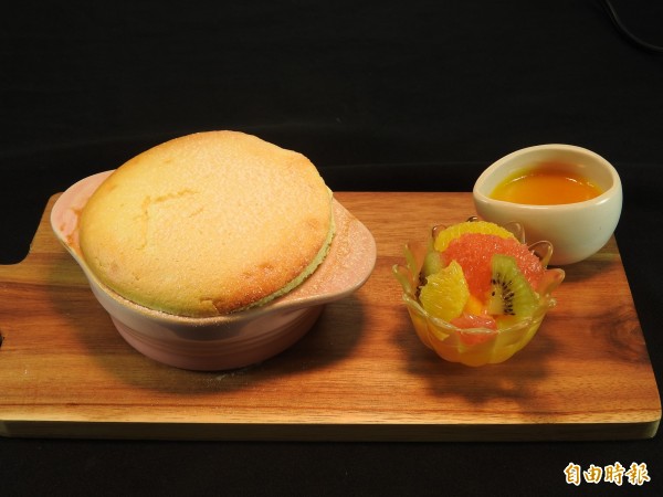 埔里鎮金都餐廳招牌隱藏版甜點百香果舒芙蕾,剛出爐膨鬆有型,散發濃濃奶香。(記者佟振國攝)