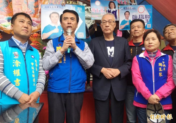 國民黨桃園市長參選人陳學聖(左2)今與國民黨主席吳敦義(中)及同黨市議員參選人到楊梅區錫福宮參拜祈福。(記者許倬勛攝)