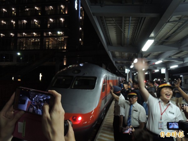 最後一班車離開高雄臨時站當下,站長上官慧珠邀請乘客明天來看新站(記者王榮祥攝)
