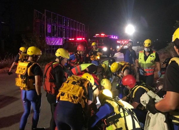 一名蔡姓男子,今天凌晨突然從國1跳下大肚溪,台中、彰化消防人員出動20多人到場救援。(記者陳建志翻攝)