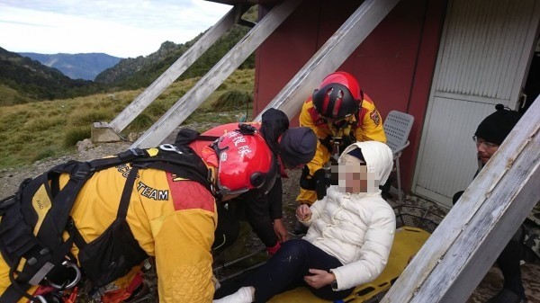 空勤人員直飛轆轆谷山屋載運骨折山友。(記者陳賢義翻攝)
