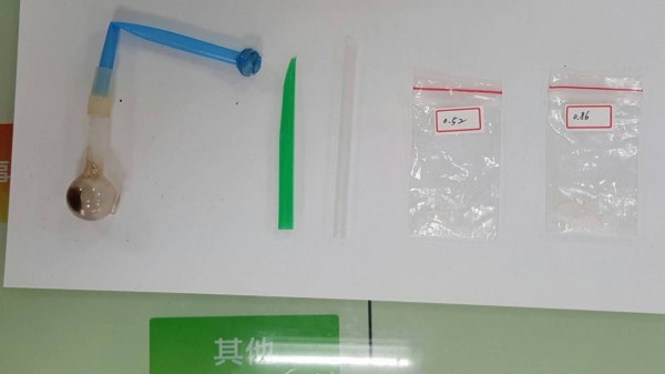 警方在男子車上查獲安非他命殘渣袋及吸食器。(記者魏瑾筠翻攝)