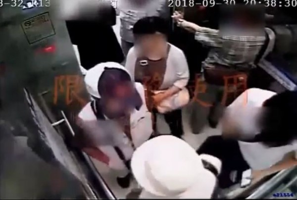 中國籍董男（右）以大衣做掩護，竊取日本觀光客（白帽）錢包。（記者鄭景議翻攝）
