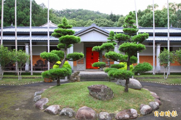新竹縣關西鎮范家有「十子登科」的傳奇,4子范光遠因肺衰竭病逝於台大新竹分院,遺體已送回老家。(記者廖雪茹攝)
