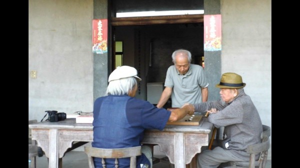 范光遠(右)回關西老家後,會和兄弟聚在家中下棋。(記者廖雪茹翻攝)