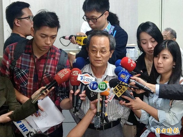 台鐵局電訊中心主任呂理課說,預計晚間12點全面恢復供電。(記者鄭瑋奇攝)