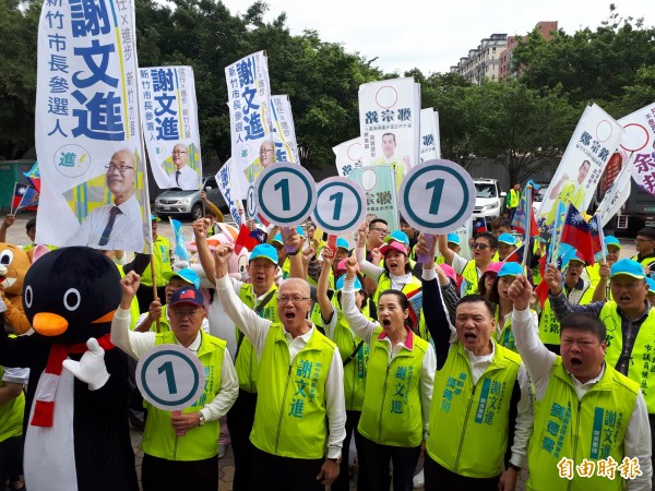新竹市長選舉抽籤，今天生日的謝文進抽到「1」號籤王。（記者洪美秀攝）