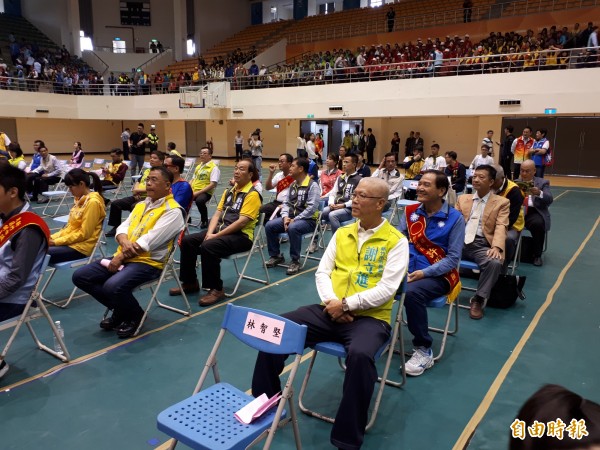 新竹市選委會在市立體育館舉行市長和市議員選舉的號次抽籤，有候選人未出席將由選監人員代抽籤。（記者洪美秀攝）