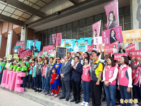 新竹市民進黨提名的市議員候選人以「幸福特攻隊」形式齊聚參與號次抽籤，陣容浩大。（記者洪美秀攝）