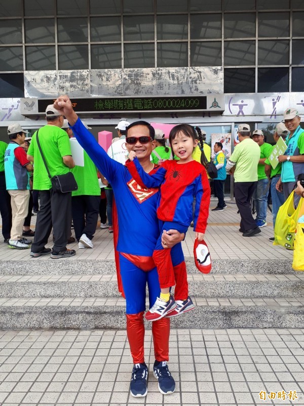 新竹市議員曾資程以「超人」服裝出席號次抽籤，成為全場吸睛的焦點。（記者洪美秀攝）