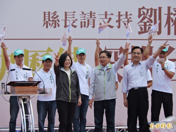 蔡英文(前排左)強力推薦劉櫂豪(前排中)。(記者張存薇攝)