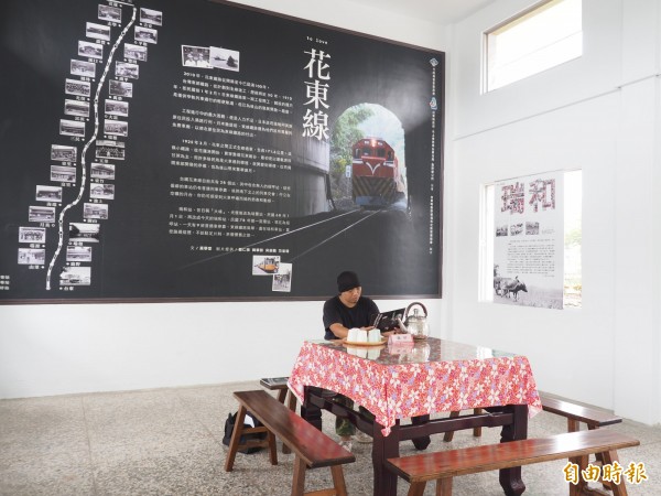 瑞和火車站維護志工韓冠宇在車站內設置奉茶桌,熱情向到車站的民眾介紹瑞和社區的點滴。(記者王秀亭攝)