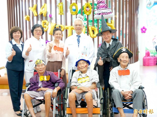 「A贏活力學堂」慶重陽活動今在下營區日照中心舉行，敏惠醫專師生為阿公阿嬤做造型，留下美麗回憶。（記者王涵平攝）