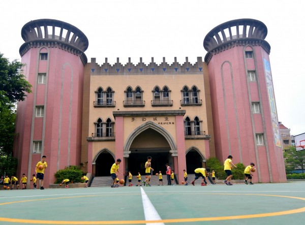永春國小活動中心造型也以城堡打造,成台中知名「城堡小學」。(永春國小提供)