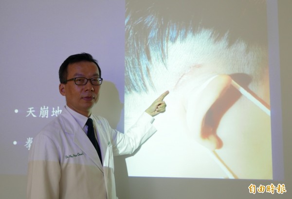 醫師何旭爵指出，人工電子耳微創手術傷口僅3公分。（記者蔡淑媛攝）