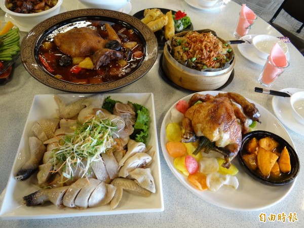 台南市南區永成路八六山雞城的各式特色雞料理美食。(記者王俊忠攝)