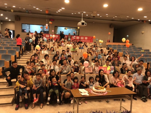 成大醫院小兒部辦早產兒回娘家活動。(記者王俊忠翻攝)