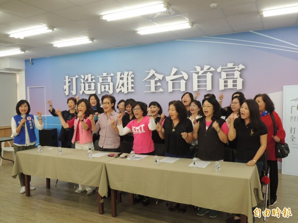 高市婦女會姊妹出面痛斥邱議瑩斷章取義,力挺韓國瑜。(記者王榮祥攝) 高市婦女會姊妹出面痛斥邱議瑩斷章取義,力挺韓國瑜。(記者王榮祥攝)