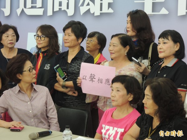 婦女會姊妹強調當天聽得懂韓式幽默與對高雄的用心。(記者王榮祥攝) 婦女會姊妹強調當天聽得懂韓式幽默與對高雄的用心。(記者王榮祥攝)
