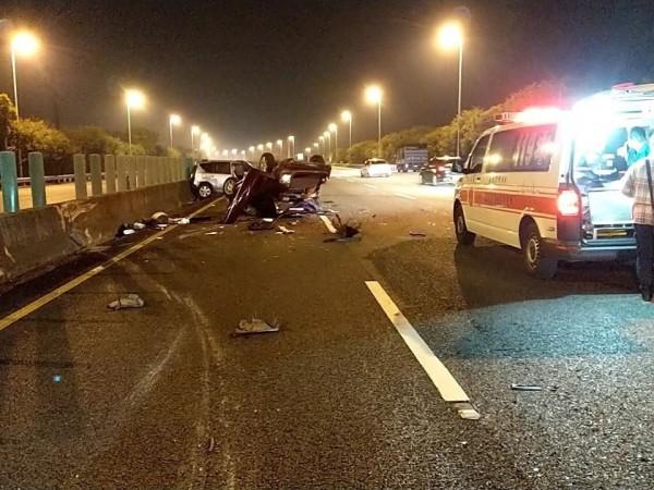 國道三號靠近蘭潭隧道附近有5車撞擊。（記者林宜樟翻攝）