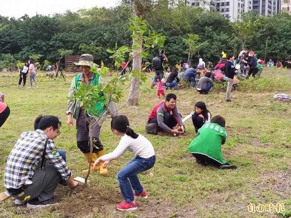台灣原生植物保育協會志工帶領竹北、興安、北興及文化等4里民眾，一同在福爾摩沙百源植物教育園區種樹。（記者廖雪茹攝）