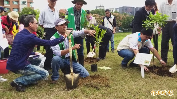 台灣原生植物保育協會理事長呂文賓示範如何正確種樹。（記者廖雪茹攝）