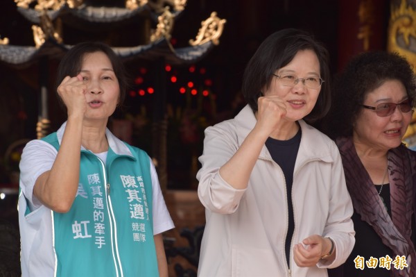 蔡英文總統(中)今天上午由總統府祕書長陳菊(右)等人陪同,赴高雄旗山天后宮參拜,蔡英文推薦陳其邁是高雄市長最佳人選,左為陳的妻子吳虹。(記者蘇福男攝) 蔡英文總統(中)今天上午由總統府祕書長陳菊(右)等人陪同,赴高雄旗山天后宮參拜,蔡英文推薦陳其邁是高雄市長最佳人選,左為陳的妻子吳虹。(記者蘇福男攝)