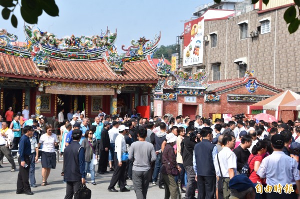 總統蔡英文今天赴高雄旗山區天后宮參拜,受到大批熱情民眾夾道歡迎,高喊「蔡總統加油」、「陳其邁加油」。(記者蘇福男攝) 總統蔡英文今天赴高雄旗山區天后宮參拜,受到大批熱情民眾夾道歡迎,高喊「蔡總統加油」、「陳其邁加油」。(記者蘇福男攝)