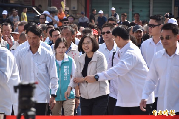 總統蔡英文上午在旗山天后宮參拜時宣布,高雄將成為新南向政策基地,和國防科技發展的重鎮。(記者蘇福男攝) 總統蔡英文上午在旗山天后宮參拜時宣布,高雄將成為新南向政策基地,和國防科技發展的重鎮。(記者蘇福男攝)