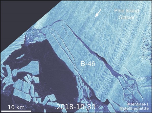 南極松島冰川10月底剝離出面積達87平方英里的「B-46冰山」。(圖擷自@StefLhermitte推特)