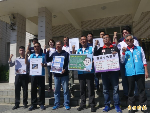 金门县长候选人杨镇浯(前排右三)在支持者陪同下,于金门地检署前宣示反贿决心。(记者吴正庭摄)