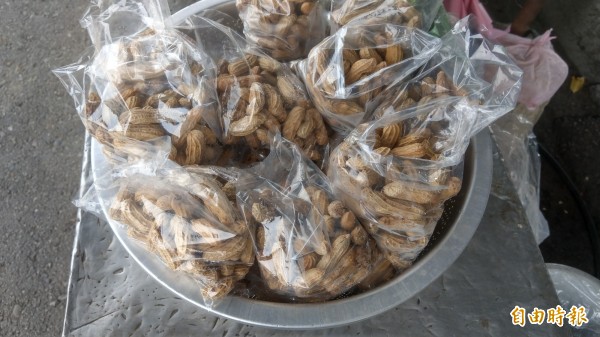 蒸花生也是店內人氣商品,碩大花生仁也是泡茶好夥伴。(記者蔡政珉攝) 蒸花生也是店內人氣商品,碩大花生仁也是泡茶好夥伴。(記者蔡政珉攝)