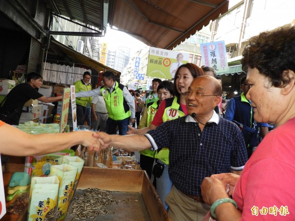 民進黨新北市長候選人蘇貞昌今天上午至板橋區市場掃街拜票。(記者賴筱桐攝)