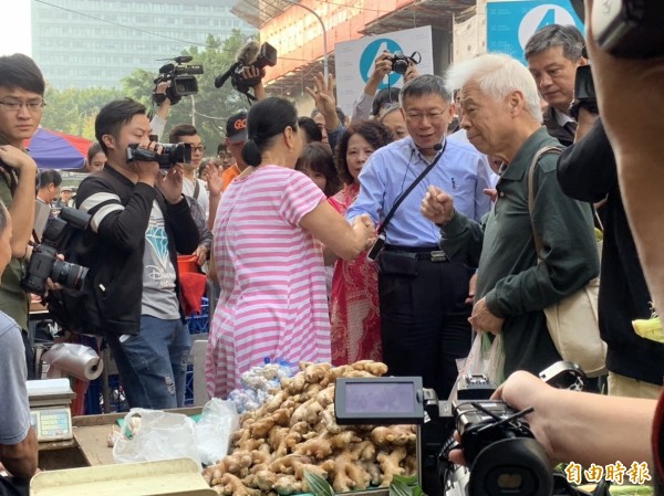 台北市长柯文哲今天一早到滨江市场扫街拜票。(记者沈佩瑶摄)