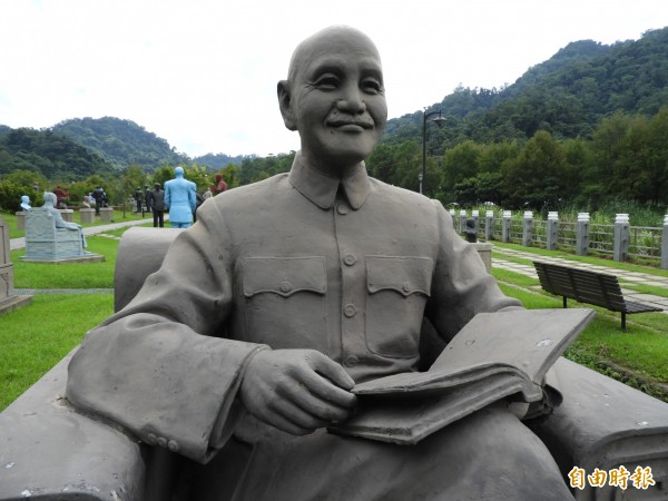 促转会要求国防部清查两蒋铜像数量,国防部长严德发日前在立法院备询表示,「我们必须饮水思源,没有理由去动它」;退辅会主委邱国正今日声称,他年纪大不清楚蒋公铜像数量。(记者陈钰馥摄)