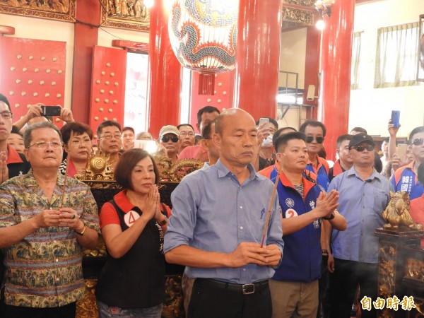 韩国瑜前往三民区玉皇宫参拜。(记者葛佑豪摄)
