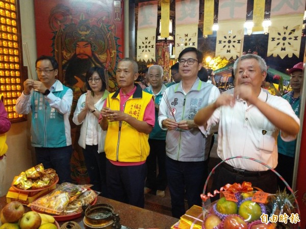民進黨高雄市長候選人陳其邁(右2)在高雄市議長康裕成(左2)
、立委李昆澤(左1)等人陪同今晚出席福安宮健康日養生餐會,抵達後先向神明上香參拜。(記者方志賢攝)