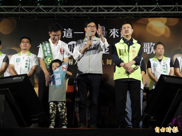 陳其邁與余天同框,為市議員郭建盟(左二)站台。(記者葛祐豪攝)