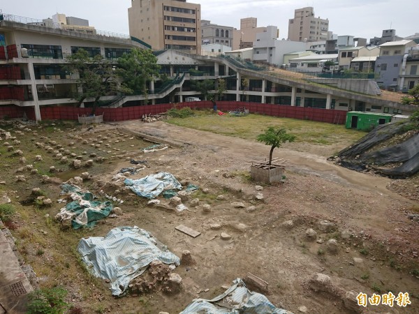 永福國小校園大半側都有清代遺構出土,新建校舍困難度超高。(記者洪瑞琴攝)