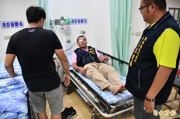 恆春鎮代蔡新滿臉血送醫,暫時留在急診室觀察。(記者蔡宗憲攝)
