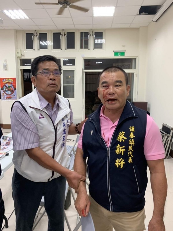 恆春鎮傳選舉暴力,鎮代蔡新將滿臉血送醫。(記者蔡宗憲翻攝)