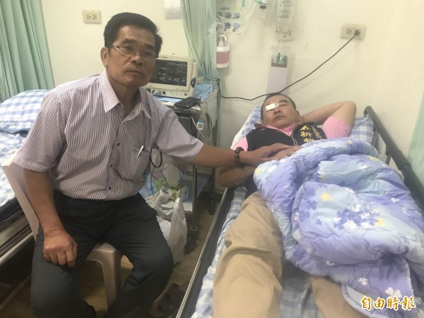 恆春鎮代蔡新將滿臉血送醫,在急診室觀察;左為恆春鎮長盧玉棟。(記者蔡宗憲攝)