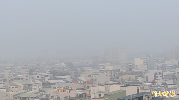 台南上午在霾夾擊下,天空一片霧茫茫,能見度不佳。(記者蔡文居攝)