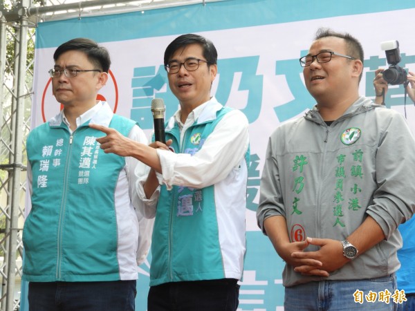 陳其邁(中)出席市議員候選人許乃文(右)的草衙漁會後援會成立典禮。(記者葛祐豪攝)