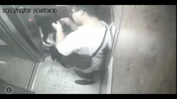 男子藉口抓蜘蛛,撥弄女子頭髮。(記者詹士弘翻攝)